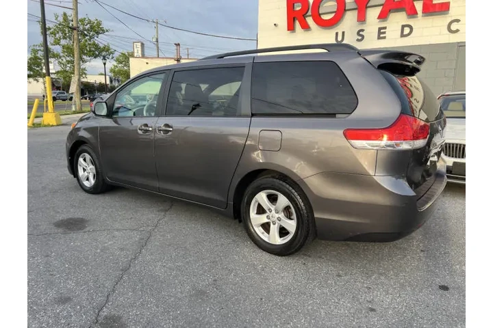 $9900 : 2012 Sienna LE 8-Passenger image 6