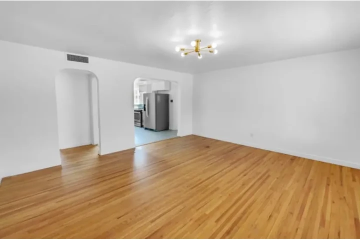$900 : 2 bedroom 1 bathroom house ren image 2