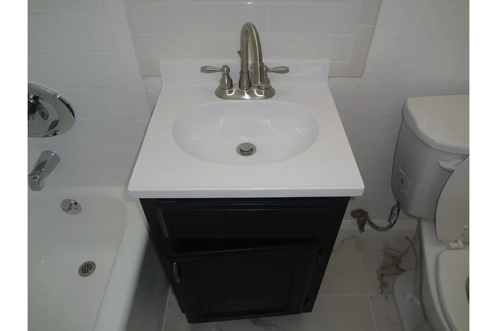 $825 : Family Homes available image 9
