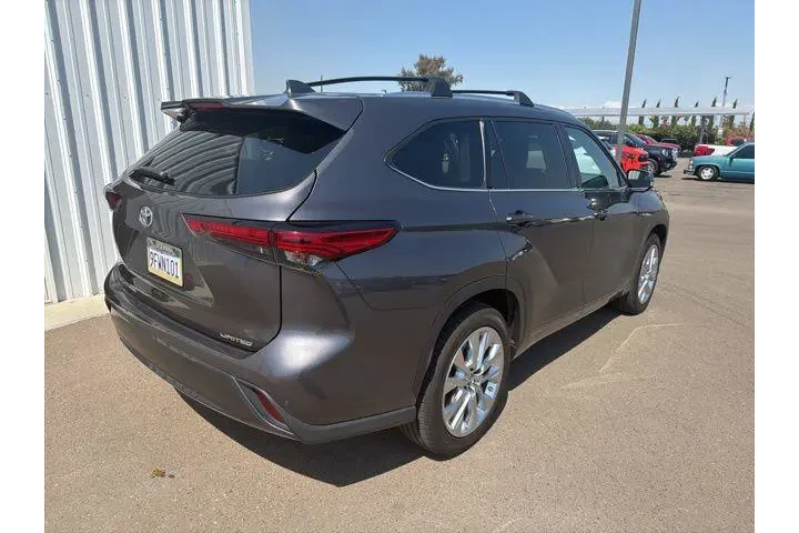 $39500 : Toyota Highlander 2023 LE 4d image 4