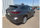 $39500 : Toyota Highlander 2023 LE 4d thumbnail