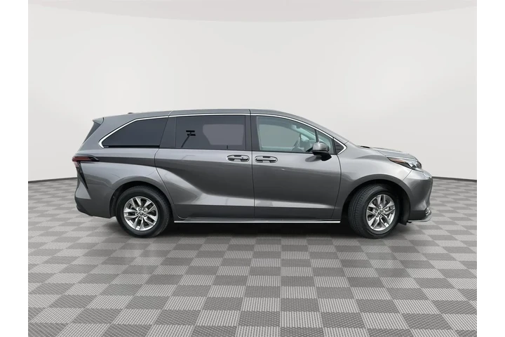 $33988 : Gold Certified 2024 Sienna LE image 6