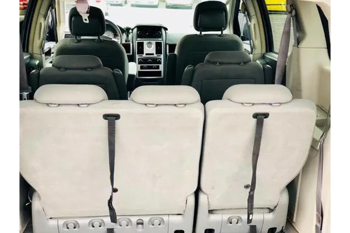 2010 Town and Country Touring image 10