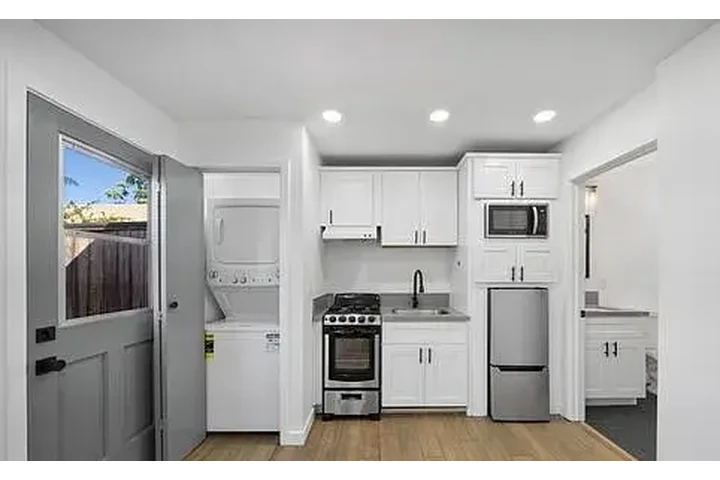 $1095 : 1 bed 1 bath home for rent image 1