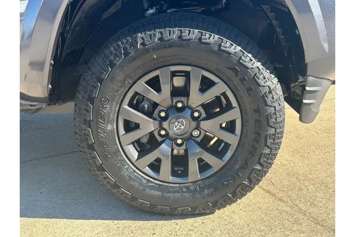 $30100 : Toyota Tacoma 2022 4x4 SR5 V image 10