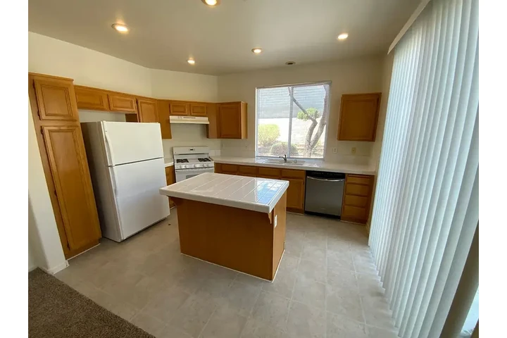 $1000 : fully upgraded, spacious home image 3