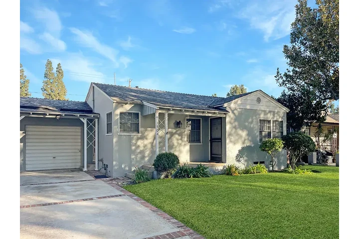 $1900 : FIRST MONTH FREE--Burbank, CA image 1