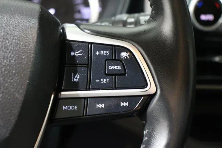 $35896 : Toyota Highlander 2023 LE 4d image 10