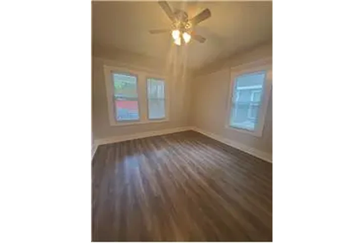 $1200 : Rental property with 1 bedro image 5