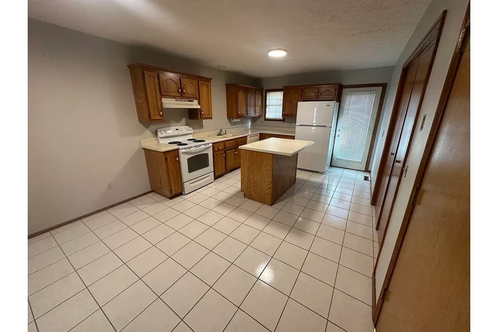 $1150 : 2 bed 2 baths Townhouse image 1