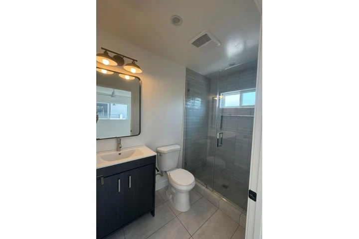 $1900 : 2 Bed 2Bath Apt in Vermont Ave image 8