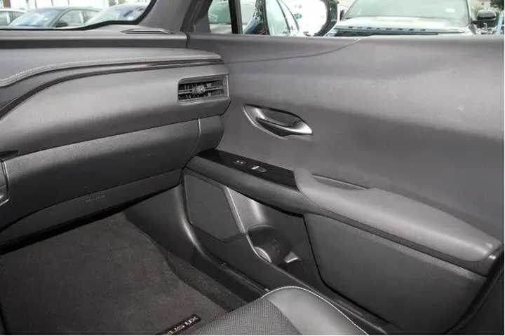$25182 : Lexus UX 250h 2019 AWD 4dr C image 8