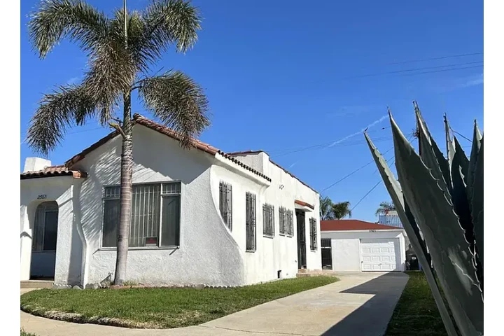 $1099 : Casa De renta🏠 Huntington, CA image 1