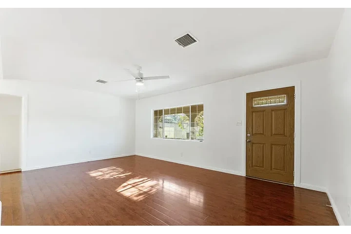 $2400 : House for best family bound image 1