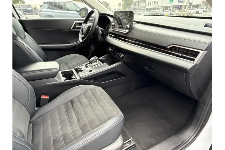 $28830 : Mitsubishi Outlander 2024 SE image 10