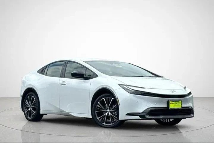 $29599 : Toyota Prius 2025 LE 4dr Hat image 2