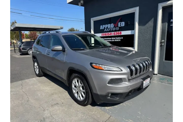 $7998 : 2015 Cherokee Latitude image 2