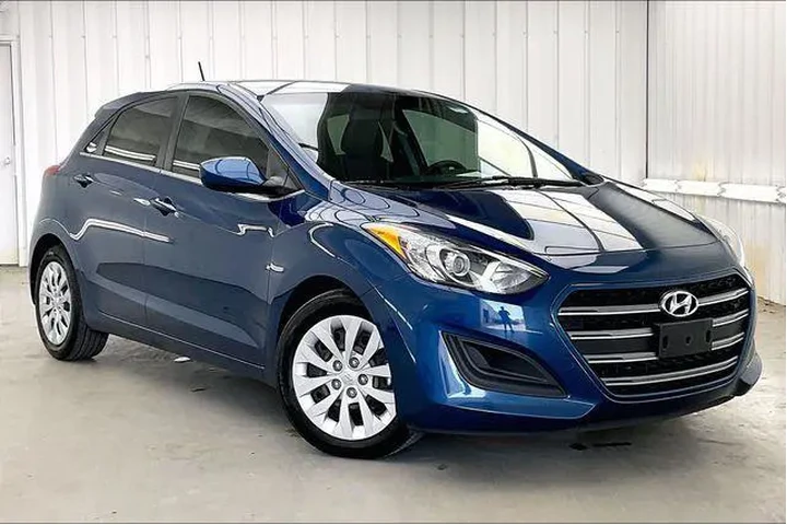 $10490 : Hyundai ELANTRA GT 2016 4dr image 1