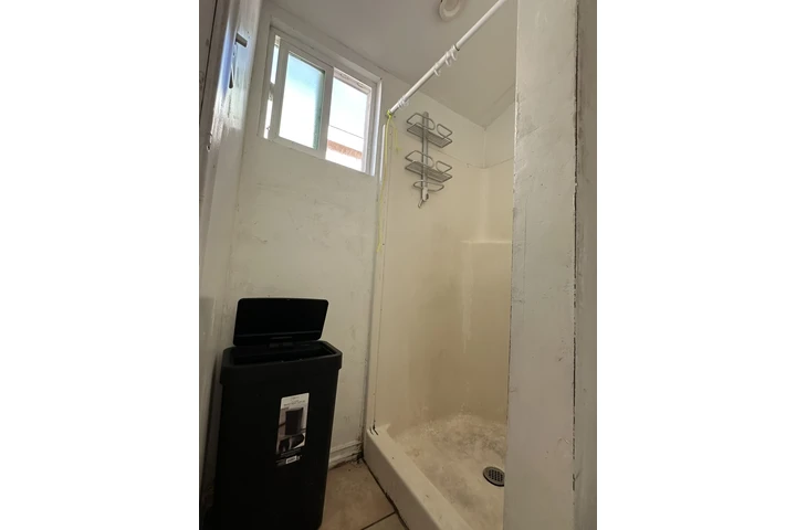 $1000 : Se Renta Cuarto image 4