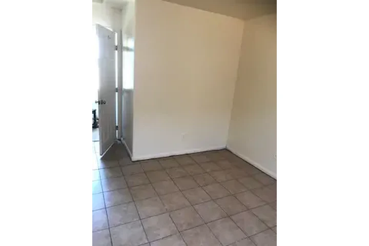 $750 : Cuarto en Renta image 2