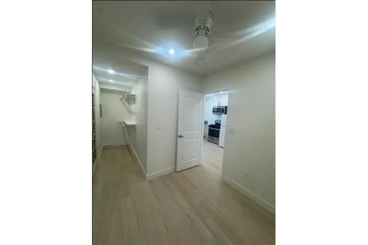 $1100 : ADU bellamente renovada image 3