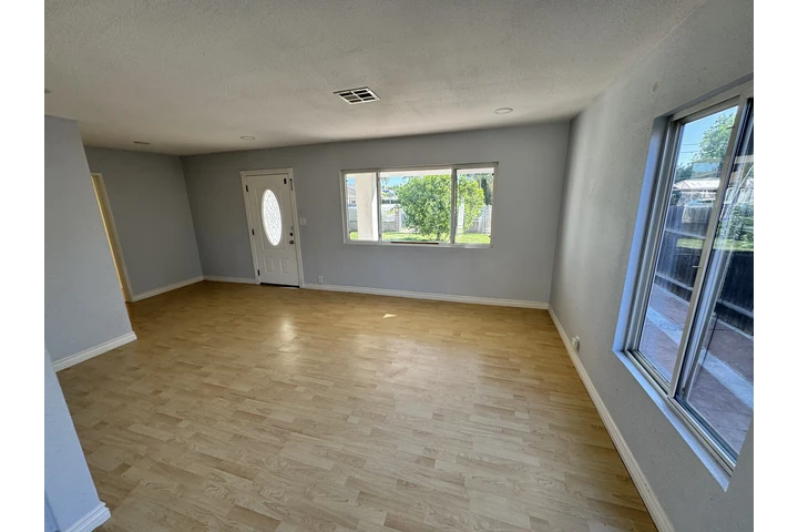 $3400 : Se renta casa en Van Nuys image 2