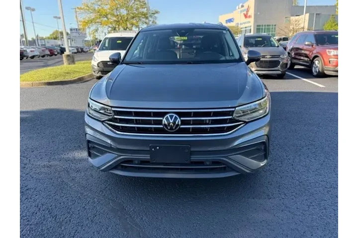 $22500 : Volkswagen Tiguan 2024 SE 4d image 2