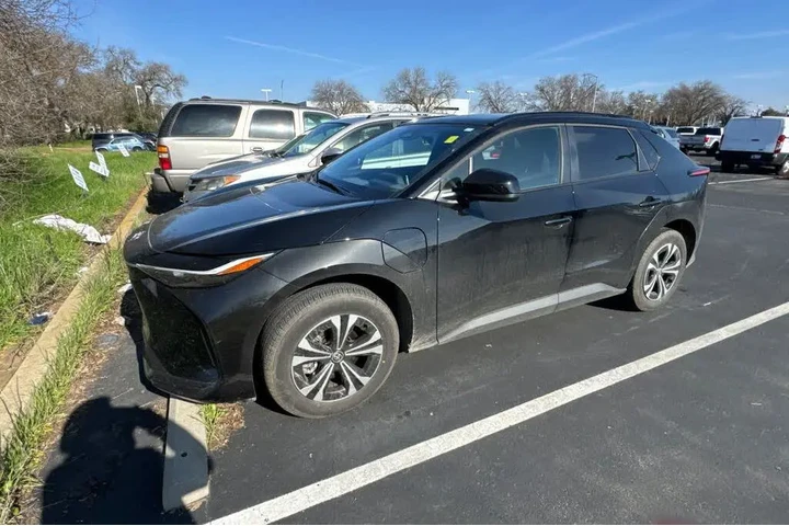 $27880 : Toyota bZ4X 2025 XLE 4dr Cro image 1