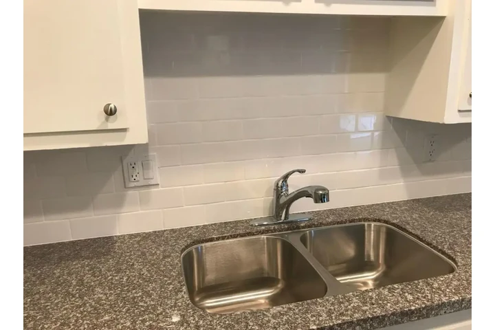 $1300 : A beautiful luxury apartment image 4
