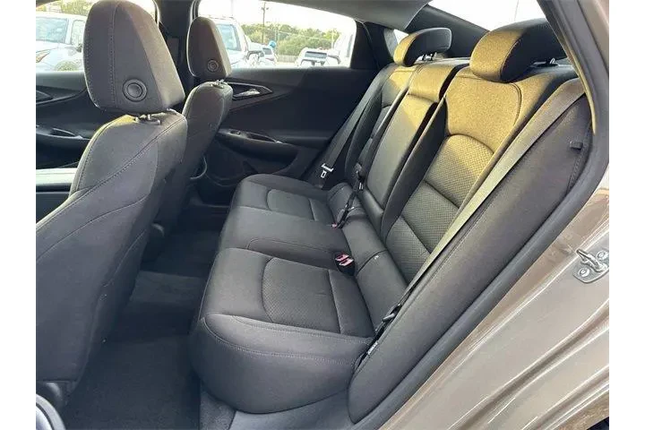 $21798 : Chevrolet Malibu 2025 LT 4dr image 7