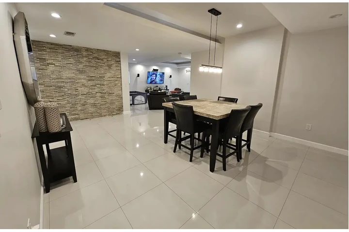 $1000 : charming Spacious home image 2