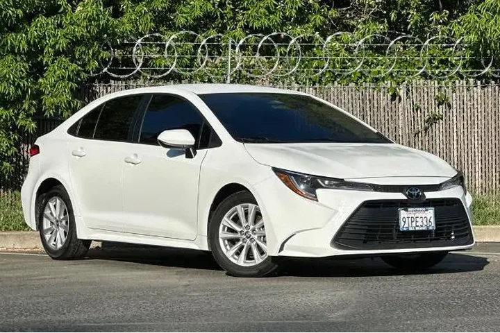 $22264 : Toyota Corolla 2025 LE 4dr S image 2