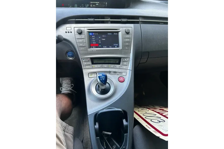 2014 Prius Three image 10