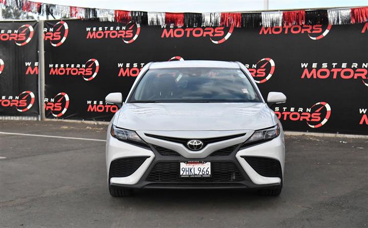 $26694 : Camry SE Sedan 4D image 2