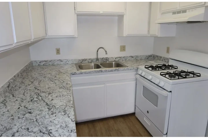 $1950 : 2 Bedroom Apt in W Adams  Blvd image 5