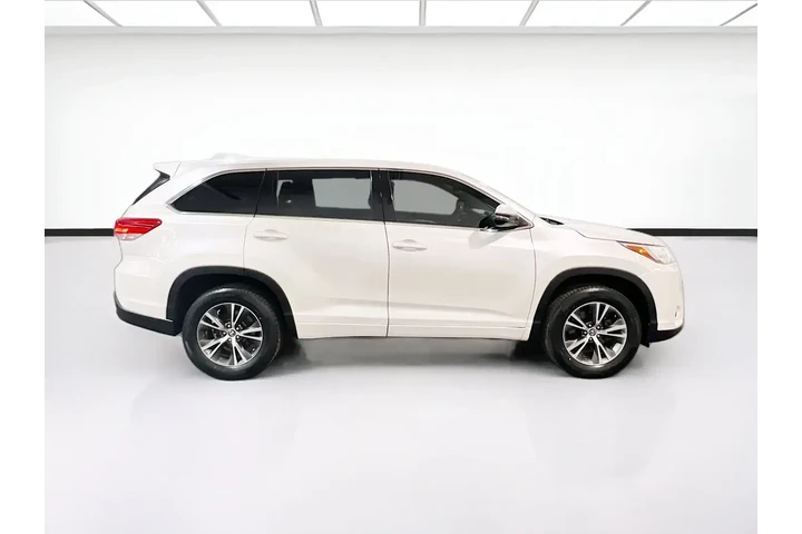 $19875 : Toyota Highlander 2017 LE 4d image 5
