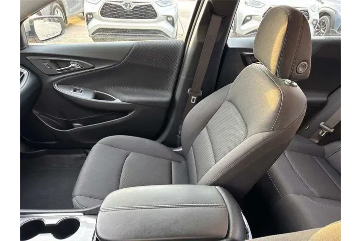 $21798 : Chevrolet Malibu 2025 LT 4dr image 8