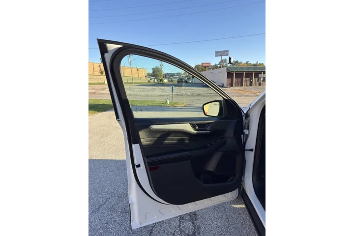 $17950 : 2022 Escape SE image 8