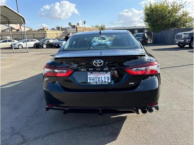 2022 Camry SE image 5