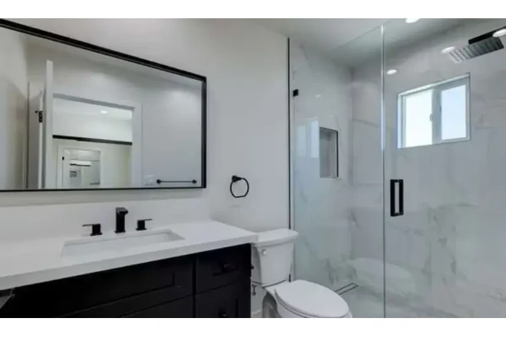 $2450 : 3 Bedroom House in South Gate image 6