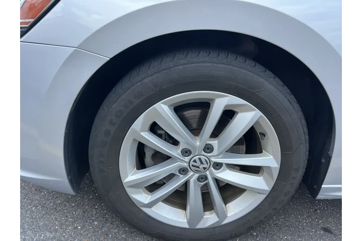 $14995 : Volkswagen Passat 2020 SE 4d image 4