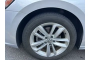 $14995 : Volkswagen Passat 2020 SE 4d thumbnail