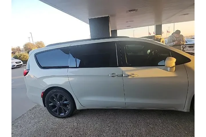 $21849 : Chrysler Pacifica 2020 Touri image 2