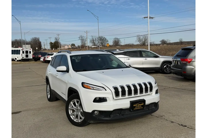 2017 Cherokee Latitude FWD image 4