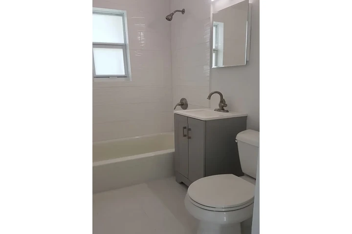 $900 : stainless steel Spacious home image 7
