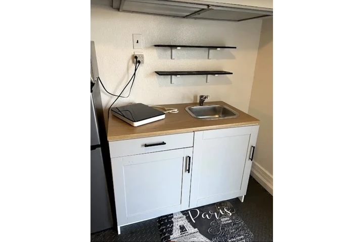 $1000 : Studio and 1-Bathroom image 4