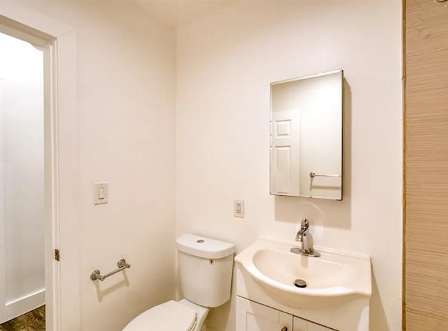 $1400 : 1 Bed 1Bath Apt for rent in LA image 3