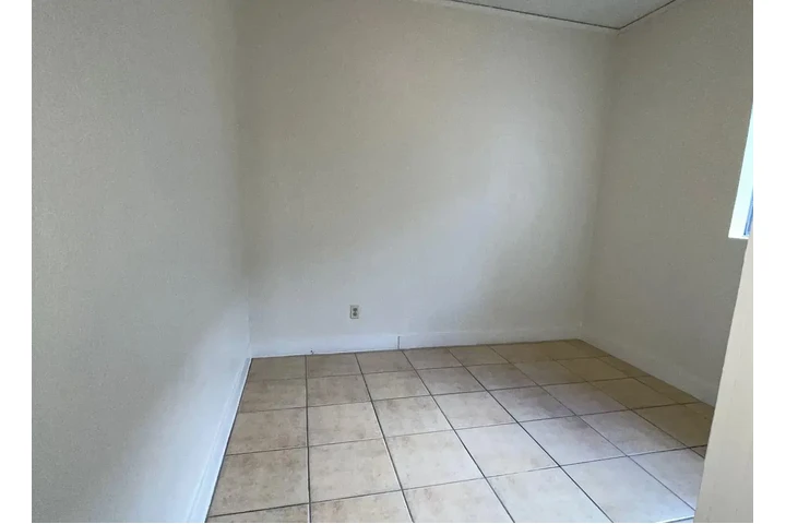 $1500 : 3 Bed, 1 Bath Home – Great Loc image 4