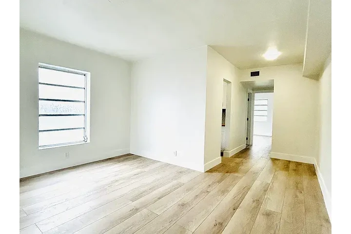 $800 : Spacious and renovated 2 bed ! image 4
