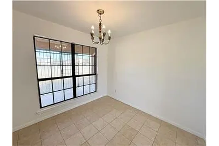 $750 : Rental property with 2 bedro image 9